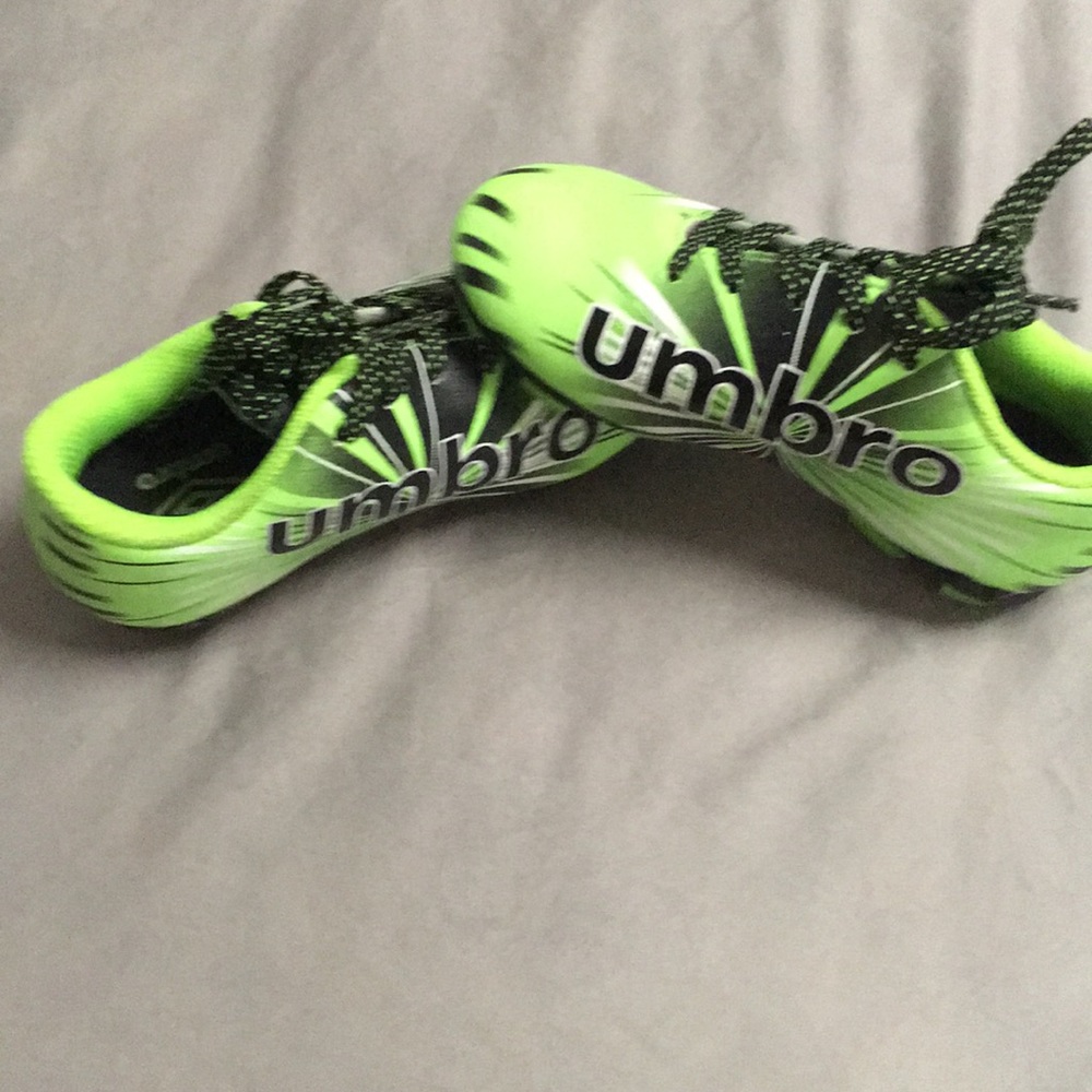 Umbro soccer cleats size 9K like new